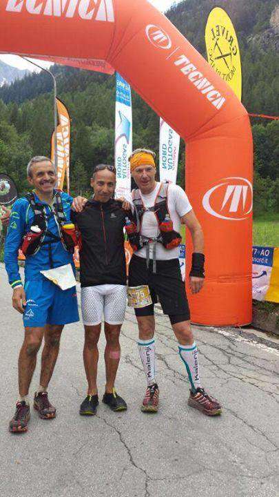 Il podio del Gran Trail Courmayeur 90 km: Bruno Brunod 2°, Giuliano Cavallo 1° e Paolo Rossi 3° (foto 100x100trail.com)