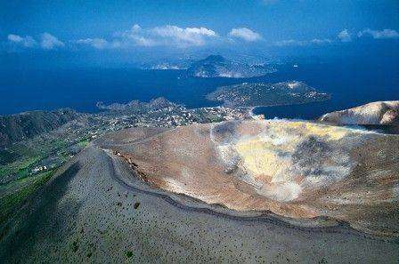 isola-di-vulcano, cratere-del-vulcano.jpg