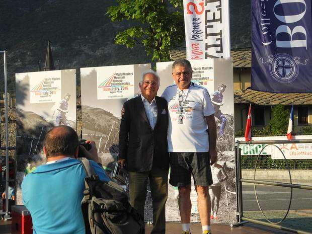 Adriano Aschieris con Bolaffi all'ultimo Stellina Mondiale Master di corsa in montagna