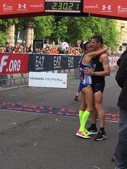 Anna Incerti con il marito Stefano Scaini al traguardo della Milano Marathon (foto fb Incerti)