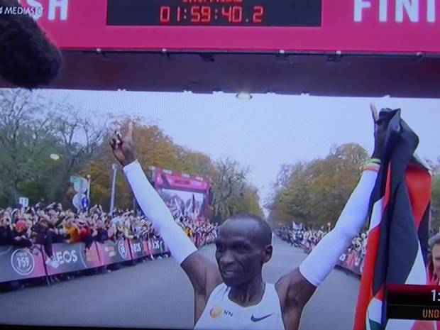 Eliud Kipchoge corre la maratona in 1h59m40s (2)
