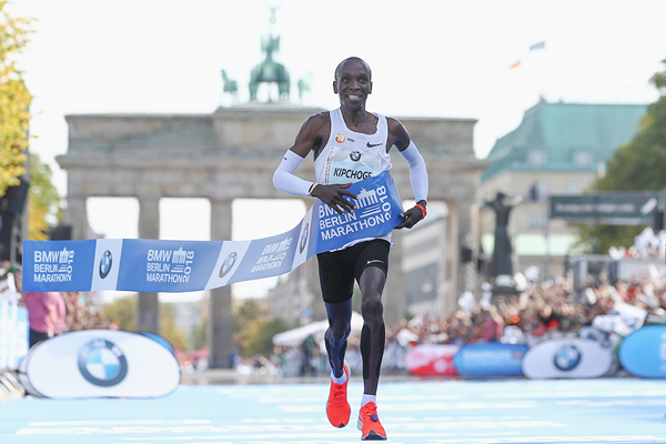 Eliud Kipchoge vince la Maratona di Berlino con il nuovo record del mondo (foto iaaf)