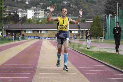 Erik Rosaire vincitore della maratonina di Aosta (foto Courthoud).jpg