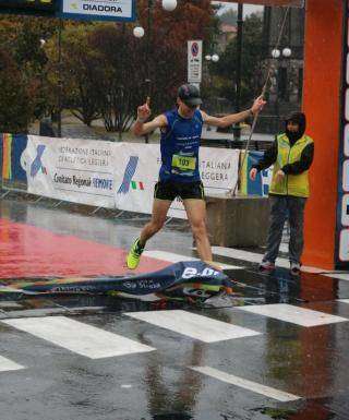 Francesco Mascherpa vincitore della Lago Maggiore Marathon (foto fidalpiemonte)