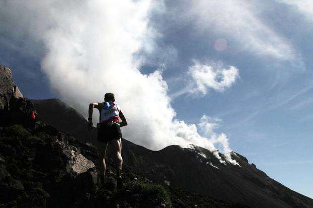 Mikhail Mamleev verso il cratere dello Stromboli nella 3a tappa del Lafuma Volcano Trail.jpg (foto organizzazione)