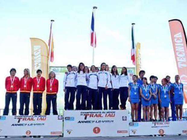 Il podio femminile a squadre con le italiane terze (foto FB Glarey)
