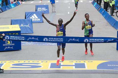 Il keniano Cherono supera l'etiope Desisa alla maratona di Boston (foto iaaf)