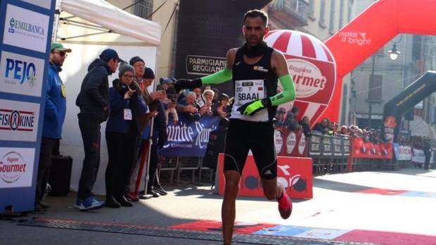 Il marocchino Sbaai vincitore della Maratona di Reggio Emilia (foto organizzazione)
