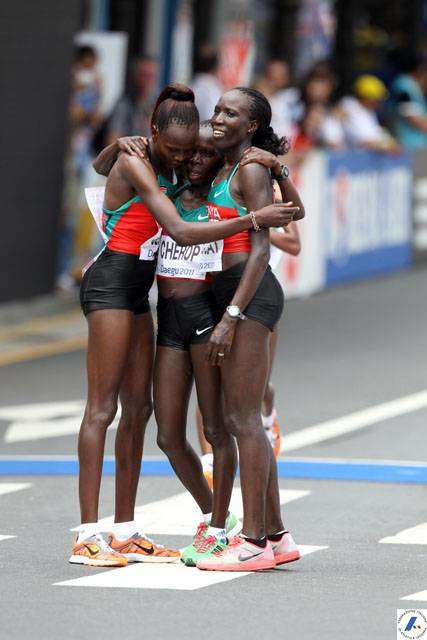 Il podio delle keniane nella maratona femminile