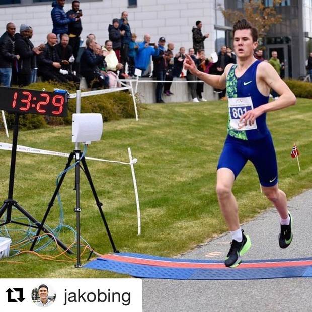 Jakob  Ingebrigtsen 13m28s sui 5000m su strada (1)