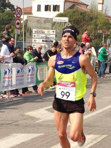 Juan David Orozco Sanchez dell'Atletica Monterosa in 1h08'42" migliore dei runner Saucony alla Maratonina dei Dogi