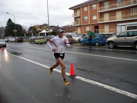 La fluida azione di Luca Cerva vincitore della maratonina di Strambino