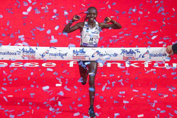La keniana Aiyabei vincitrice della Maratona di Francoforte (foto organizzazione)