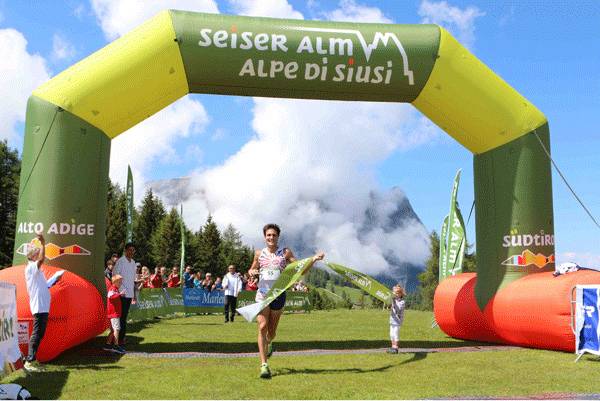 L'arrivo del vincitore Mezza Maratona Alpe di Siusi (foto cometapress)