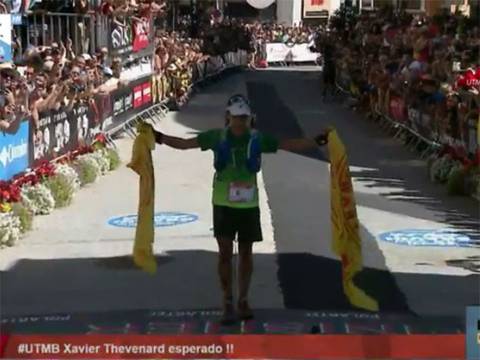 L'arrivo del vincitore Xavier Thevenard (foto fb UTMB)