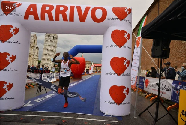 L'arrivo del vincitore della Pisa Half Marathon (foto lanazione)