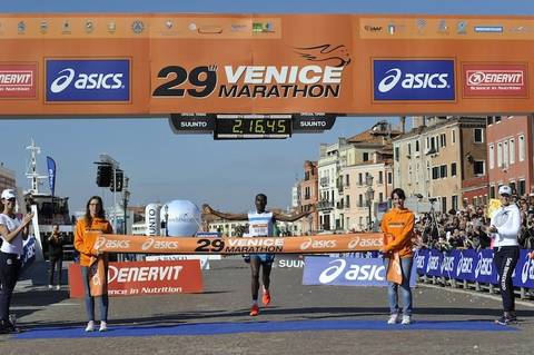 L'arrivo del vincitore della Venice Marathon (foto Matteo Bertolin)