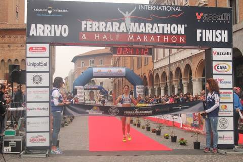 L'arrivo della vincitrice Bjeljac della Ferrara Marathon (foto marathonworld)