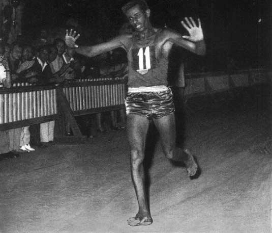 L'arrivo di Abebe Bikila alla maratona olimpicadi Roma 1960 (foto wikipedia)