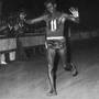 L'arrivo di Abebe Bikila alla maratona olimpicadi Roma 1960 (foto wikipedia)