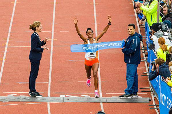 L'etiope Degitu Azmeraw vincitrice della Maratona di Amsterdam (foto organizzazione)