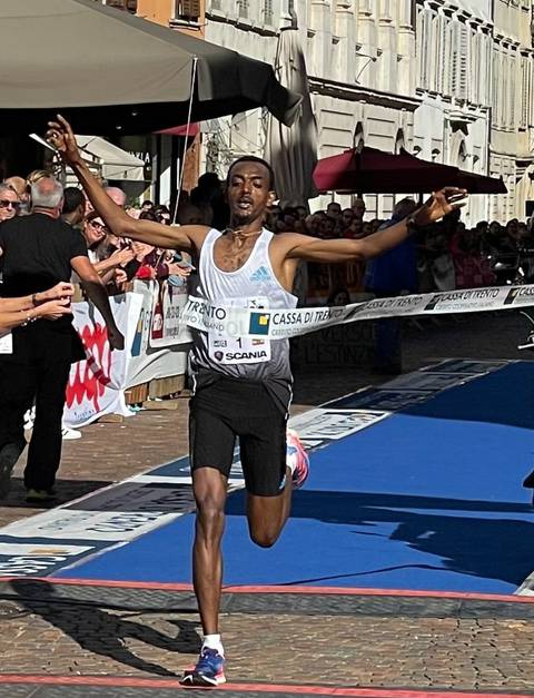 L'etiope Tola vincitore della Trento Half Marathon (foto Fidal)