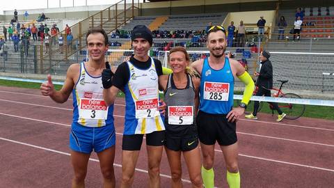 Maratonina di Novi Ligure, il podio maschile e Valeria Straneo (foto fb cantieri sportivi)