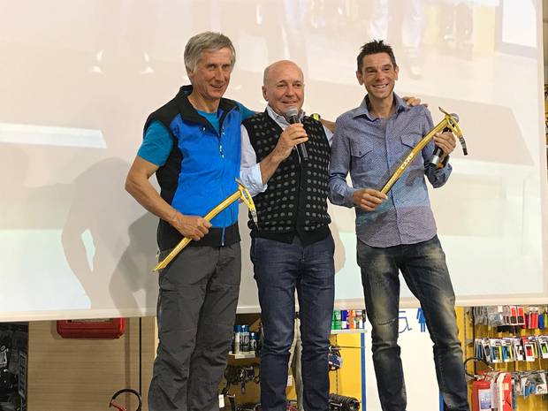 Marco De Gasperi e Adriano Greco premiati da Sergio Longoni (foto organizzazione)