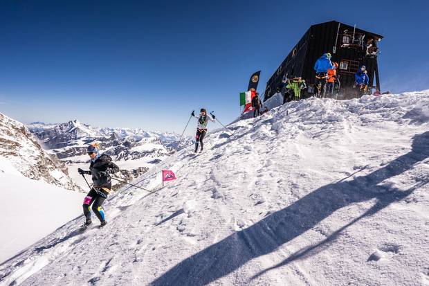Monte Rosa Skymarathon il passaggio alla Capanna Margherita (foto iancorless)
