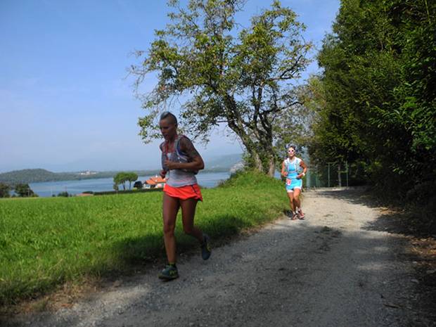 Morenic Trail sullo sfondo il lago di Viverone con Graziana Pè e la vincitrice Luisa Locatelli