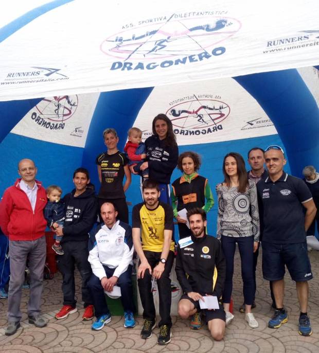 Podio maschile e femminile del Trofeo Sentieri Cervaschesi (foto fb organizzazione)