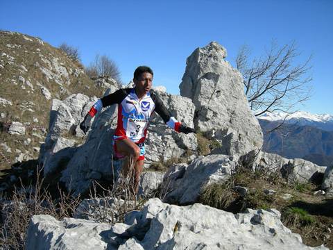 Ricardo Mejia in discesa con la maglia della Valetudo