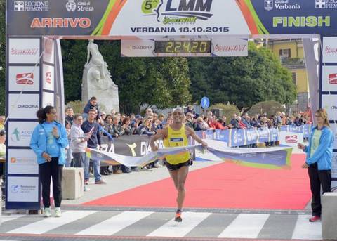 L'arrivo del vincitore della Lago Maggiore Marathon Slimani (foto lastampa.it).jpg