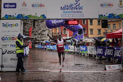Solomon Koech vincitore della Garda Trentino Half Marathon (foto PegasoMedia)