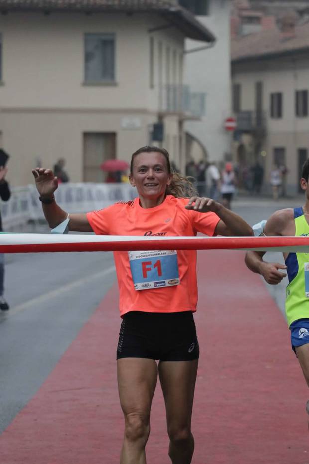 Valeria Straneo vincitrice Vigone che corre la DIeci (foto Ghirardi Fidal Piemonte)
