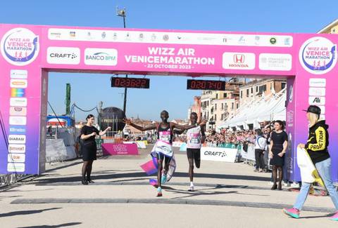 Venicemarathon la volata vinta da Solomon Mutai con il record della gara (Foto Bertolin)
