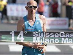Danilo Goffi taglia il traguardo della maratona di Milano