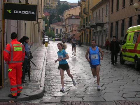 La vincitrice Melissa Peretti in azione nella Maratonina Biella 2008