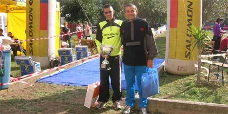 Lorenzo Trincheri a sx (foto premiazione trail Albisola con Andrea Vipiana)